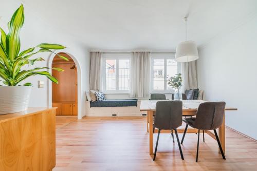a living room with a table and chairs and a couch at FeelHome-Karmeliterviertel-6 Gäste-WiFi-Smart TV in Vienna