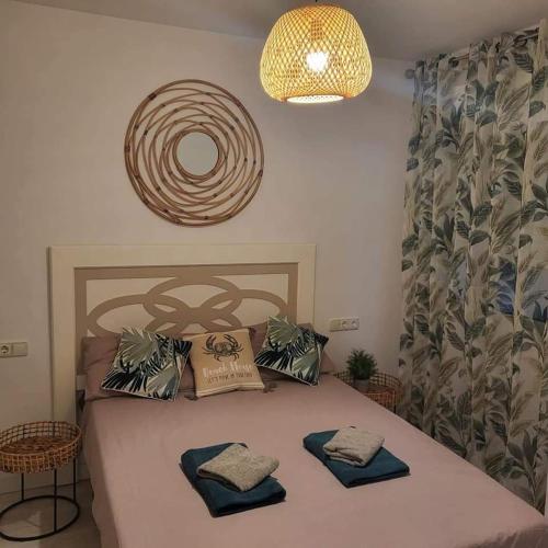 1 dormitorio con 1 cama con 2 almohadas en Apartament Punta Prima, en Torrevieja
