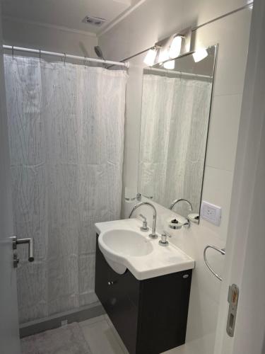 Ett badrum på Departamento moderno 3 ambientes con cochera