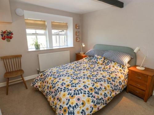 Un dormitorio con una cama con un osito de peluche. en Piccadilly View en Keighley
