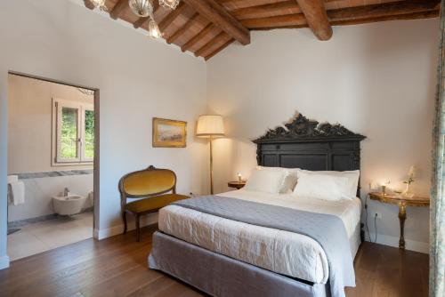 1 dormitorio con 1 cama grande y baño en Villa Noemi, en Querce