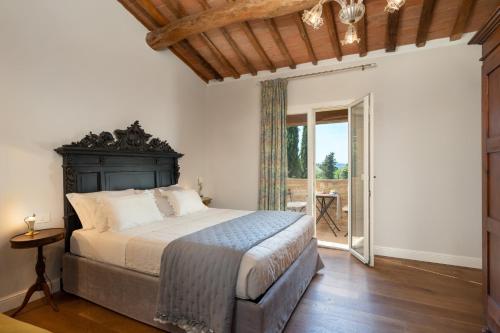 a bedroom with a bed and a sliding glass door at Villa Noemi in Querce