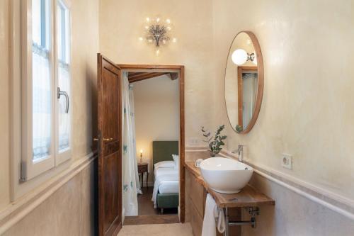 a bathroom with a sink and a mirror at Villa Noemi in Querce