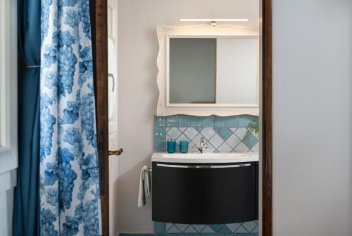 a bathroom with a sink and a mirror at Villa Noemi in Querce