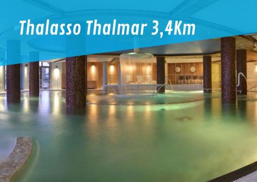 une piscine dans un hôtel avec les mots thulsos thimometer dans l'établissement Lalanne Btz, Duplex Jardinet près de la Plage, à Biarritz