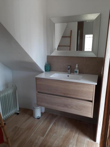 a bathroom with a sink and a mirror at Casa Vitalis in Vilamarxant