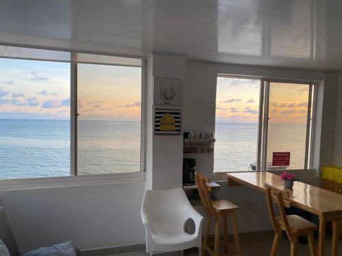 a living room with a table and a view of the ocean at Apartamento Vacacional Con Vista Al Mar San Andres in San Andrés