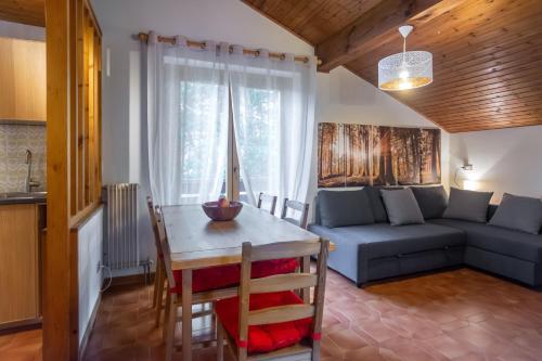 - un salon avec une table et un canapé dans l'établissement Residenza Lagorai, à Castello-Molina di Fiemme