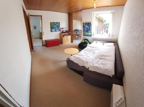 Habitación con vistas a un dormitorio con cama y ventana. en 6 Room Holiday House, Private Garden, legohouse, legoland, lalandia, en Billund