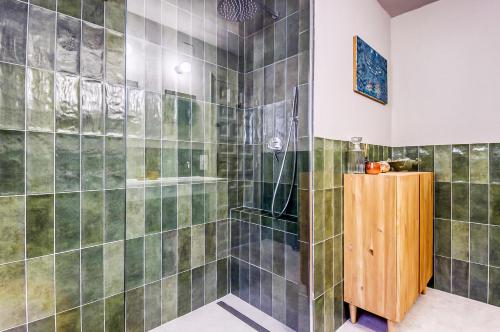 a bathroom with a shower with green tiles at Sta Barbara 9 Canyelles Roses - Immo Barneda in Roses