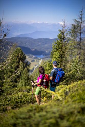 a man and a woman walking up a hill at FerienPark Kreischberg by ALPS RESORTS in Sankt Lorenzen ob Murau