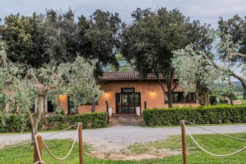 une maison avec une porte devant elle dans l'établissement Tenuta Agricola dell'Uccellina, à Talamone