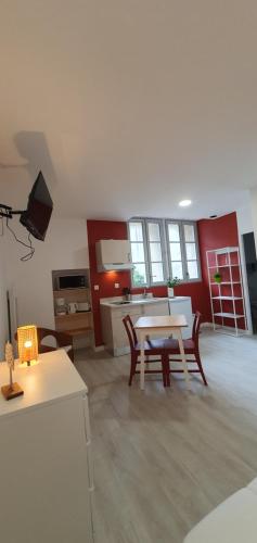 Televisyen dan/atau pusat hiburan di Studio centre de Bourgueil au calme
