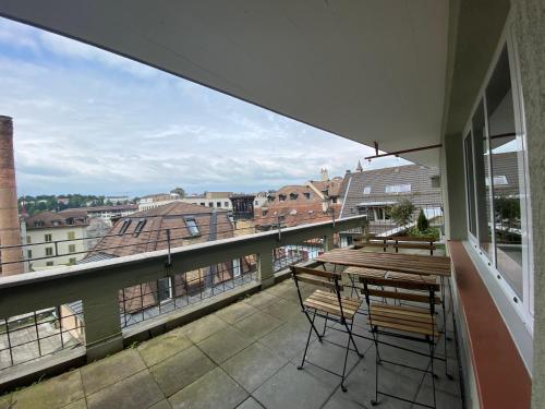 balcón con mesa, sillas y vistas en Galaxy Apartments Lucerne, en Lucerna