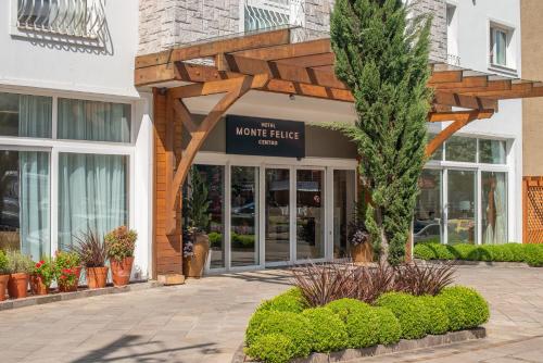 a building with a sign that reads the warehouse centre at Hotel Monte Felice Centro in Gramado