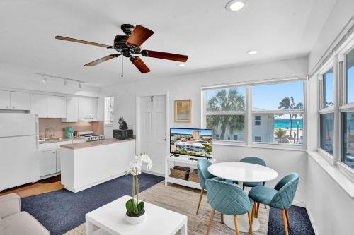 - Marine Villas Hollywood - في هوليوود: مطبخ وغرفة معيشة مع طاولة وكراسي