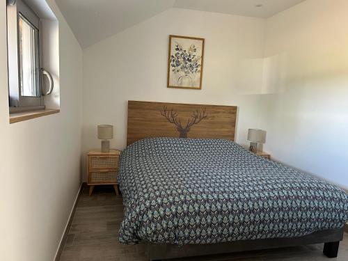 a bedroom with a bed and two lamps and a window at Le Clos des Buis 2 gîtes 6CH 4 SDB 4 WC in Azay-sur-Cher