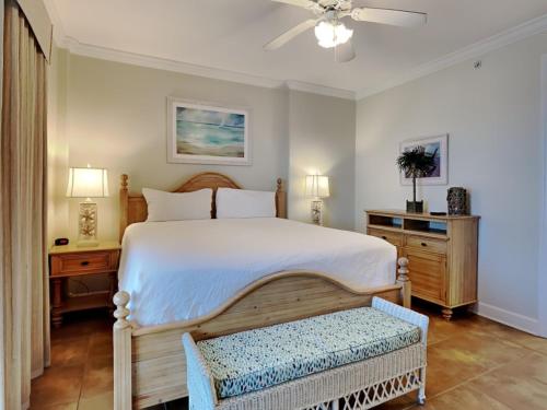 une chambre avec un grand lit et deux tables de nuit dans l'établissement Regency Isle #605, à Orange Beach