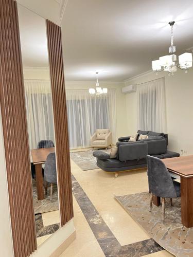 sala de estar con sofá y mesa en Elite Residence, en Sheikh Zayed