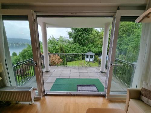 Drzwi otwarte na balkon z widokiem w obiekcie Maisonette Wohnung Wörthersee w mieście Sekirn
