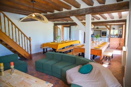 的住宿－La Vallee，客厅配有绿色沙发和桌子