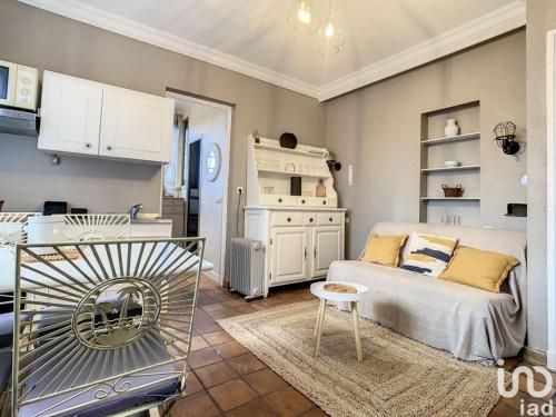 un petit salon avec un canapé et une table dans l'établissement Appartement 1pièce avec jardin dans Mas de Caractère, à Saint-Laurent-du-Var