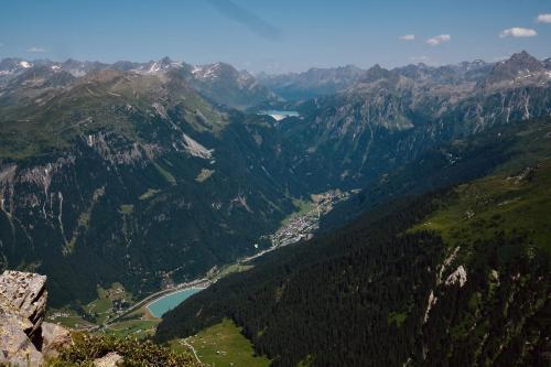 a view of a valley in the mountains with a lake at Appart Laijola in Gaschurn