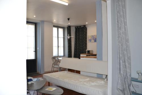 una sala de estar con un banco blanco y una mesa en Gien-Langesse-Gite, en Langesse