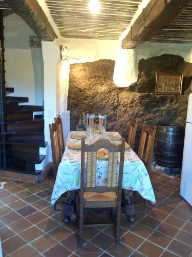 une salle à manger avec une table dans une pièce avec un piano dans l'établissement Maison charmante - Roquebrune-sur-Argens - Terrasse et vue, à Roquebrune-sur Argens
