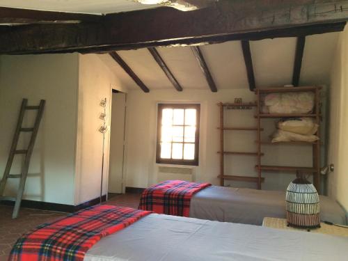 Cette chambre dispose de deux lits, d'une fenêtre et d'une échelle. dans l'établissement Maison charmante - Roquebrune-sur-Argens - Terrasse et vue, à Roquebrune-sur Argens