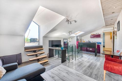 un salon avec un canapé et une table dans l'établissement Superbe Appartement Vue sur la Confluence LOIRE, à Bouchemaine