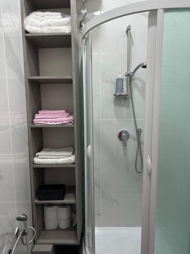 y baño con ducha y toallero eléctrico. en Casa Vacanza Benvenuti Al Sud, en Nápoles