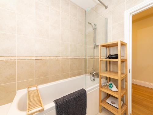 een badkamer met een douche en een bad bij Pass the Keys Newly Renovated Stylish 2BR Flat in Town Centre in Reading