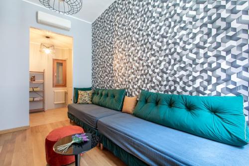 威尼斯的住宿－Rialto Bridge Lovely Apartment，客厅配有蓝色沙发,靠墙