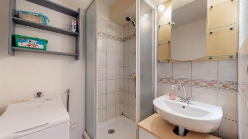 une petite salle de bain avec un lavabo et une douche dans l'établissement Appartement vue sur le port, proche mer, au Cap d'Agde