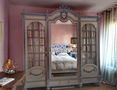 威尼斯Appartamento ACCADEMIA INN的一间卧室配有大柜子和一张床铺