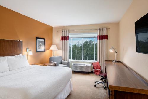 Postel nebo postele na pokoji v ubytování Four Points by Sheraton Grande Prairie