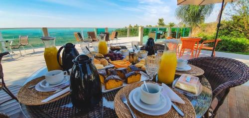 ein Tisch mit Essen und Getränken darauf in der Unterkunft Mirante Pousada Boutique in Primavera do Leste