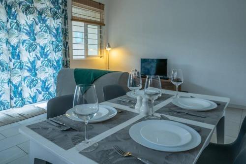 Una televisión o centro de entretenimiento en Le Rivage Appartement Mauritius