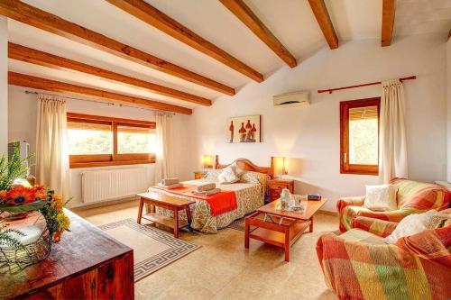 a living room with a couch and a table at Can Lari Chalet in Vall-Llobrega