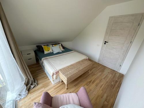 - une petite chambre avec un lit et une chaise dans l'établissement LEYLA Apartments, à Nido