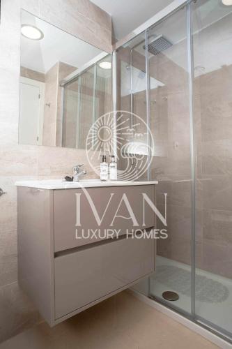 a bathroom with a sign that reads inn luxury homes at Casa Bianca Ivan Luxury Homes 8ªPlta Norte 1ªLinea in Oropesa del Mar
