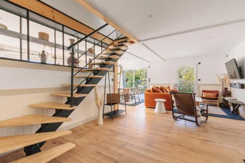 un salon avec un escalier dans une maison dans l'établissement Villa Horizonte - Biarritz, à Biarritz