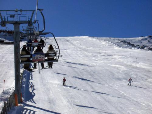 um grupo de pessoas num teleférico em Casa Rural Puerta del Sol de 3 habitaciones em Candelario