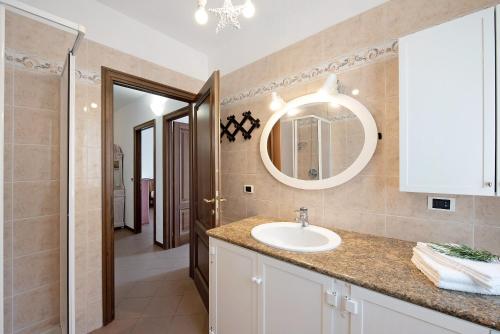 瓦拉澤的住宿－Bagetti，浴室设有水槽和墙上的镜子
