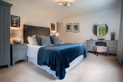 sypialnia z łóżkiem, biurkiem i lustrem w obiekcie Bellfoot Rural Retreat and Hot Tub w mieście Grasmere
