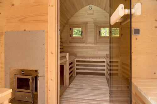 - une vue intérieure sur une cabine avec sauna dans l'établissement Magnolia, à Cisterna dʼAsti