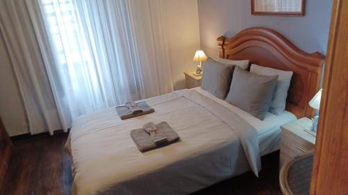 una camera da letto con un grande letto con due asciugamani di Casa Verde a Santa Cruz de la Palma