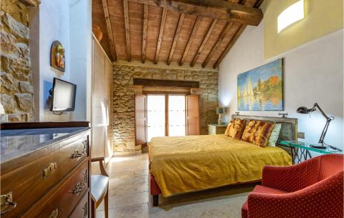 ein Schlafzimmer mit einem Bett und einem roten Stuhl in der Unterkunft Amazing Home In Mazzolla With Wifi in Mazzolla
