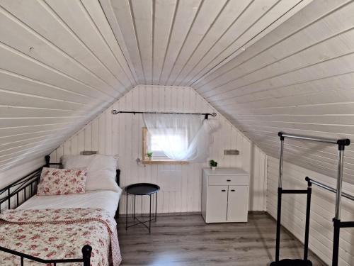 ein Schlafzimmer mit einem Bett und einem Fenster im Dachgeschoss in der Unterkunft HOME 2201 in Gerasdorf bei Wien